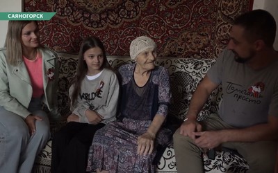 Cаяногорские металлурги совместно с администрацией города вручают подарки ветеранам