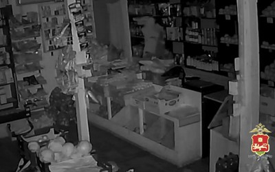 Саяногорца, ограбившего фруктовый магазин, чтобы угостить друга, отправили на принудительные работы