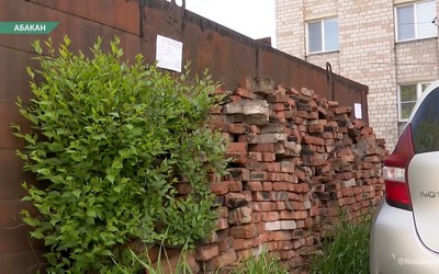 На Портовой, 59 в Абакане горожанам мешает куча кирпичей