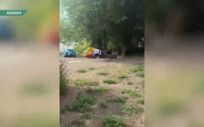 Кемпинг рядом с мусоркой неизвестные устроили в Абакане на ул. Авиаторов