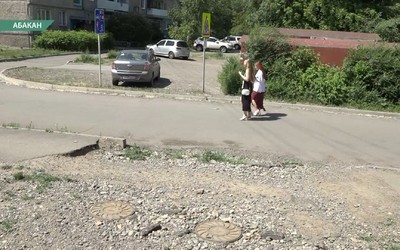 Не хватает куска асфальта на тротуаре рядом с домом по Северному проезду в Абакане