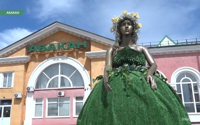 На абаканском ЖД вокзале появилась новая инсталляция