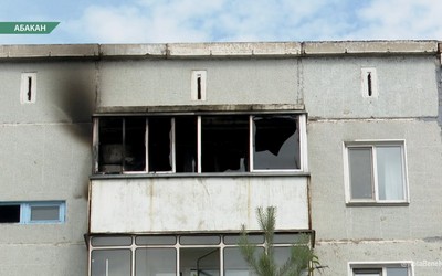 В Абакане сотрудник Госавтоинспекции помог жильцам пятиэтажки эвакуироваться во время пожара