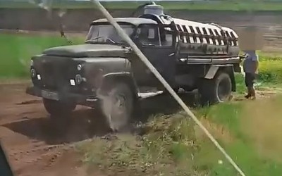 Сливал нечистоты в поле водитель ас-машины в Ширинском районе