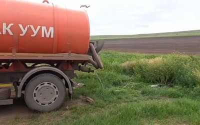 Сливал нечистоты в поле ассенизатор в Ширинском районе