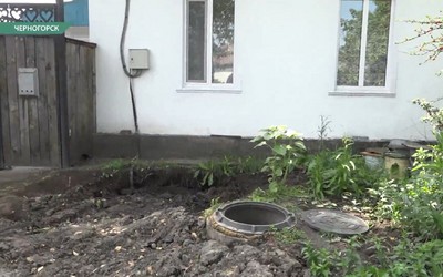 Боится, что дом рухнет после подключения к водопроводу пенсионерка из Черногорска