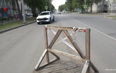 На Пирятинской улице в Абакане водителям мешает ограждение около люка на проезжей части