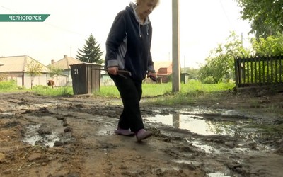 Закапывал ямы под дождем подрядчик в Девятом посёлке Черногорска