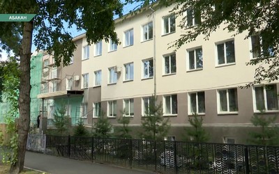Подрядчик обновляет фасад бывшего учебного комбината в Абакане