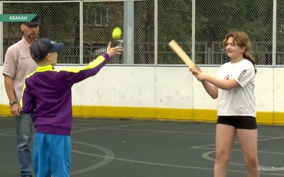 Центр культуры «Заречье» учит абаканских детей играть в лапту