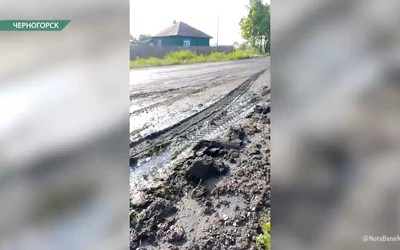  Территорию возле частного дома в Черногорске завалили грязью и камнями