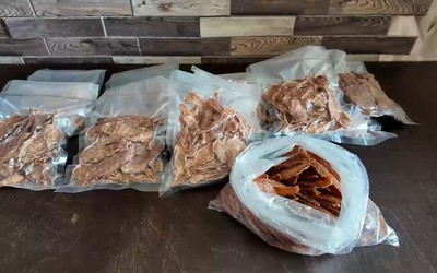 40 кг сушёного мяса передали бойцам женщины из Подсинего