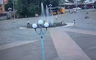 В зоне отдыха малолетний велосипедист сбил девочку