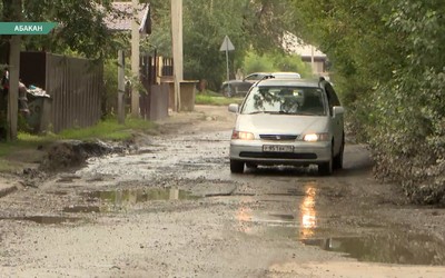 На ул. Катерная в Абакане люди жалуются на вечные лужи