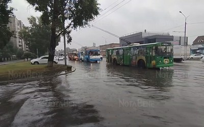 Три машины качают лужу на Пушкина, чтобы троллейбусы не встали