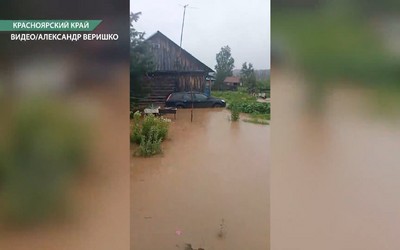 Вода из реки затопила участки жителей деревни Мульга в Красноярском крае