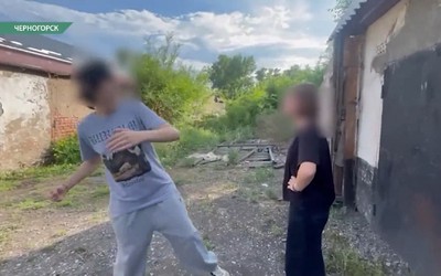 Следователи завели дело после сюжета NotaBene о подростке из Черногорска, избивавшей детей.