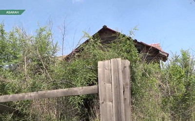 Боятся, что сухостой загорится на заброшенном участке жители 10 жилого района Абакана