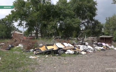 Жители бараков на проезде Новогодний в Абакане борются с мусором от чужаков