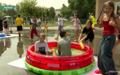 Праздник детства с водными битвами устроили жители Нижней Согры