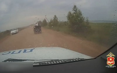На Беле пьяный красноярец на квадроцикле, удирая от ГАИ, застрял в канаве и лишился прав