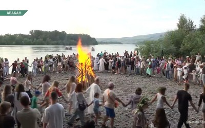 На один вечер берег реки Абакан превратился в место, где ожили старинные славянские традиции