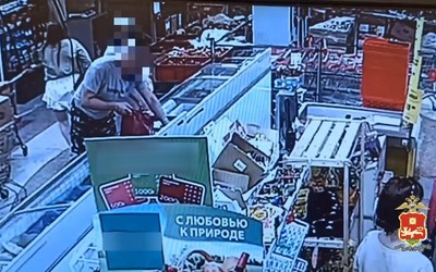 Водку, стейки форели и кошачий корм тайком вынес из магазина саяногорец