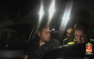 Катался без света и по встречке пьяный бесправник в Черногорске