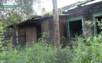 Черногорцы жалуются на заброшенный барак, зарастающий травой