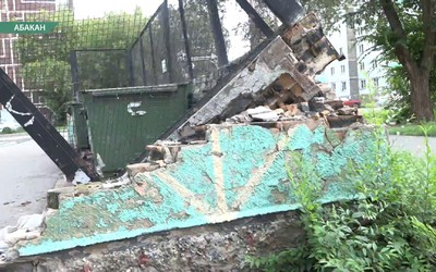 Абаканцам надоела сломанная площадка для мусорных контейнеров