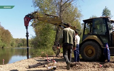 Под новый пирс в абаканской зоне отдыха подрядчик вбивает сваи