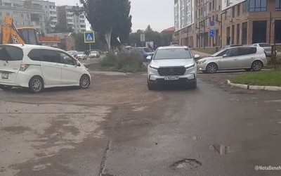В Абакане машины ездили прямо по пешеходной дорожке