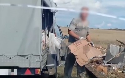Мужчина вывалил мусор в поле рядом с Новоенисейкой и попался экологам