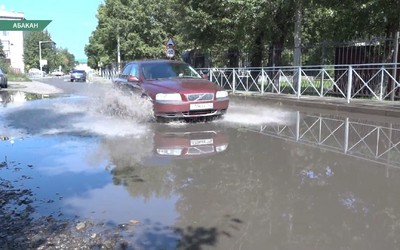 Вечную лужу обходят абаканцы в переулке между улицами Кошурникова и Пирятинской