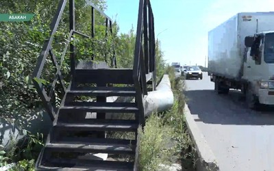  Пешеходная дорожка Коммунального моста зарастает кустами