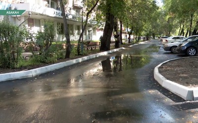 На Пушкина, 54 в Абакане рабочие заасфальтировали парковку и установили ливневые колодцы