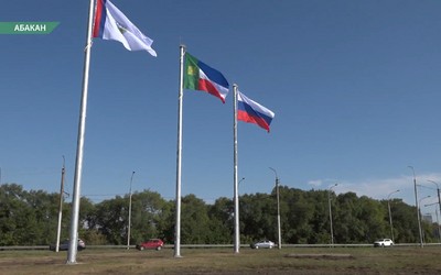Флагштоки на кольце аэропорта в Абакане готовы