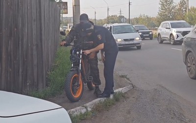 Пьяный бесправник на электровелосипеде катался по тротуару в Абакане