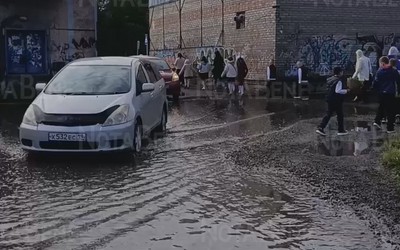 Дети шли на линейку, преодолевая лужи в Черногорске 