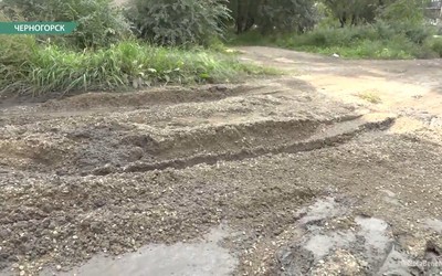 В Черногорске жителям многоэтажки 2 года мешает непросыхающая лужа