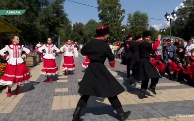 В Черногорском парке прошел фестиваль «Сибирская казачка»
