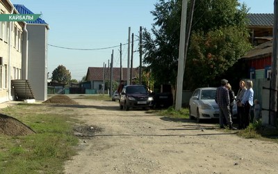 Забор посреди дороги подрядчик ставит в Кайбалах