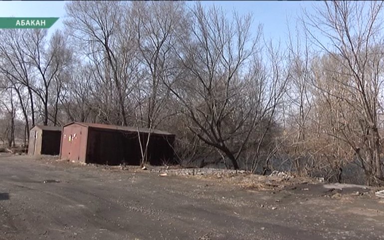 Металлические гаражи в районе Полярный владельцы не убрали