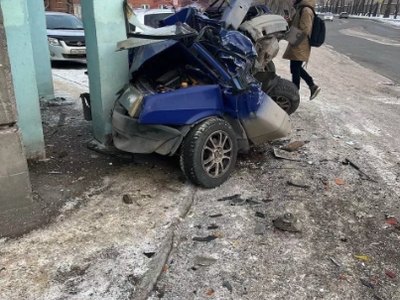 В Красноярске автокран смял легковушку 