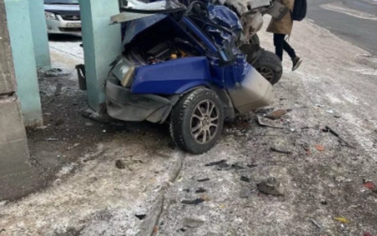 В Красноярске автокран смял легковушку 