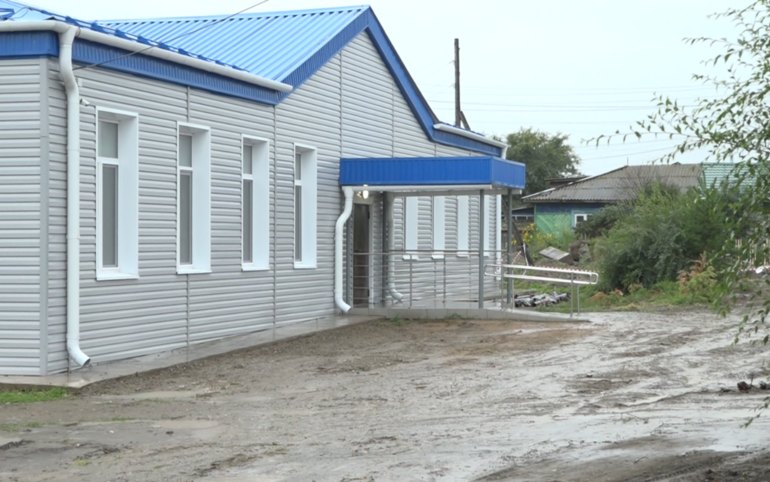Подход к школе в Кайбалах засыпан