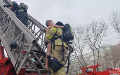 6-летнего мальчика спасли пожарные из горящей квартиры в Абакане