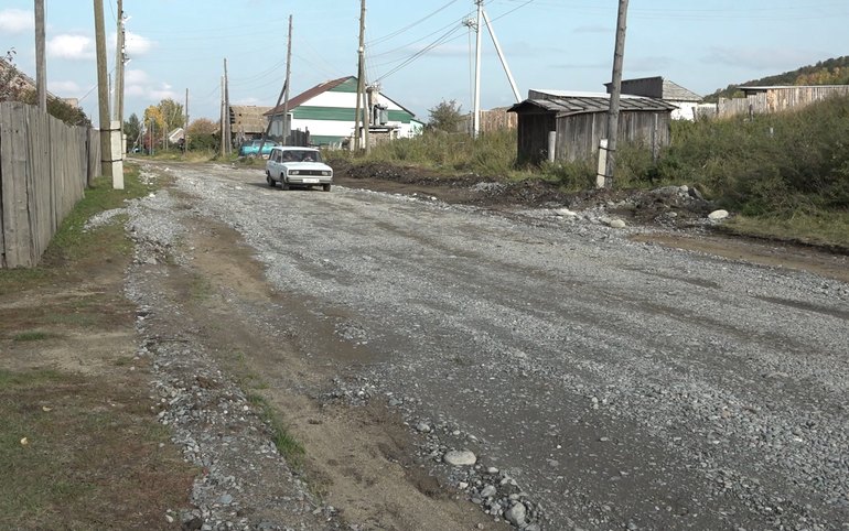 Подрядчик засыпал траншею в деревне Калы