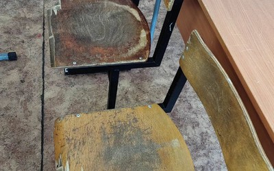 На ужасное состояние мебели в школе №29 Абакана жалуются родители