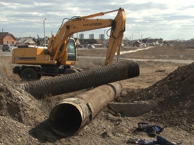 Ремонт канализационной трубы в Калинино закончат в среду